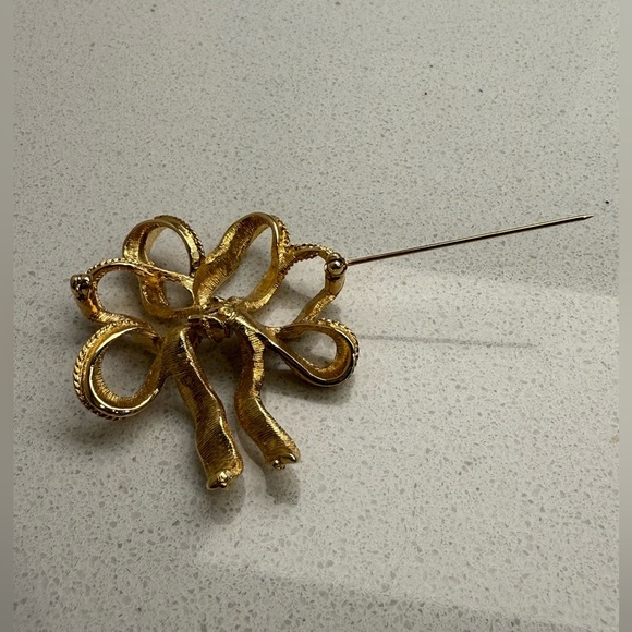 Vintage Bow Brooch Pin Signed Monet Gold Tone - Picture 4 of 7